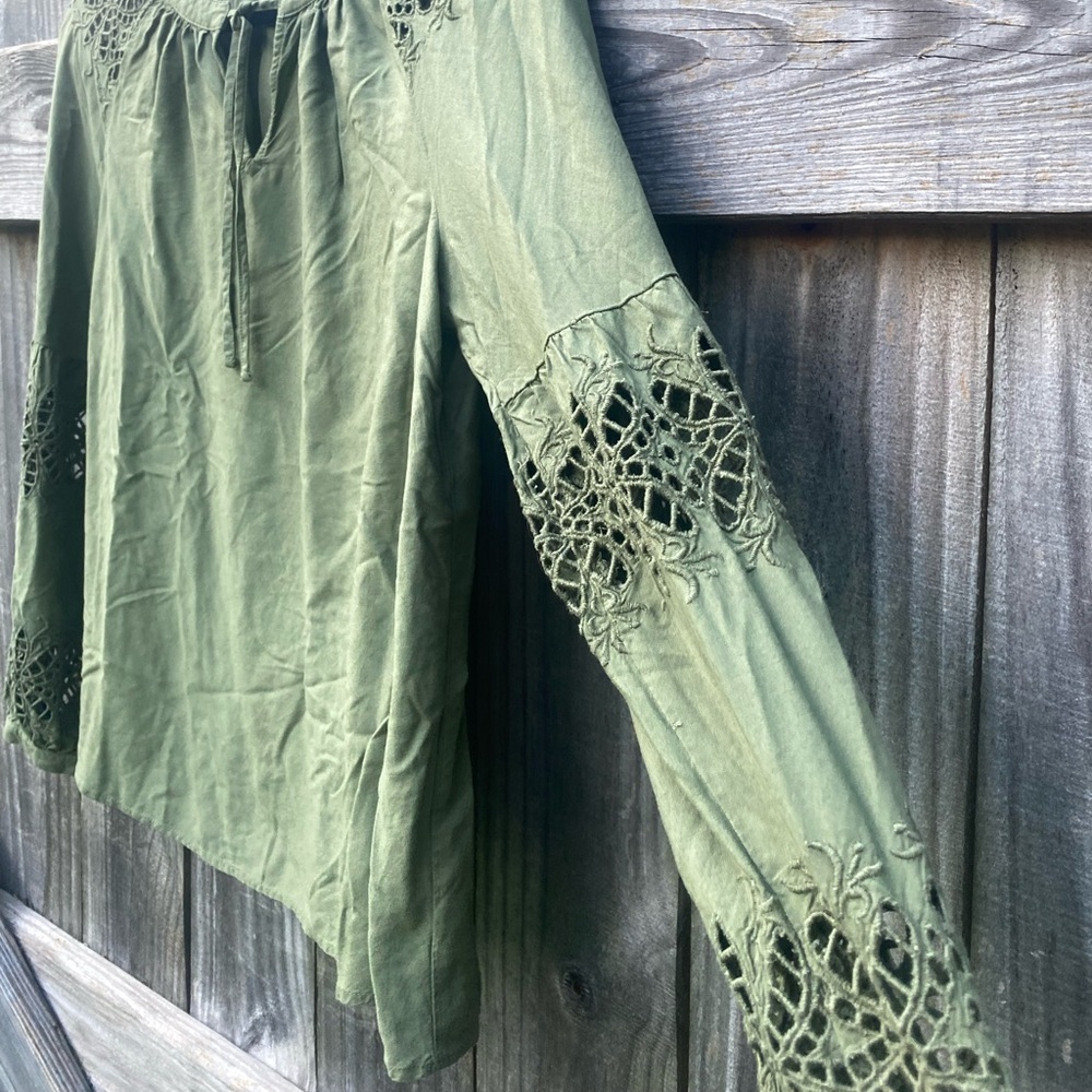 Crown & Ivy Olive Green Lace Detail Women's Top Sz S - Picture 3 of 9